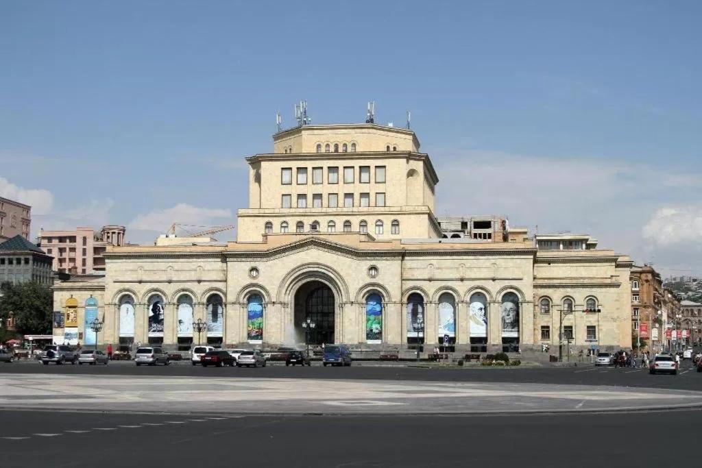Apartment Near Republic Square Erevan Esterno foto