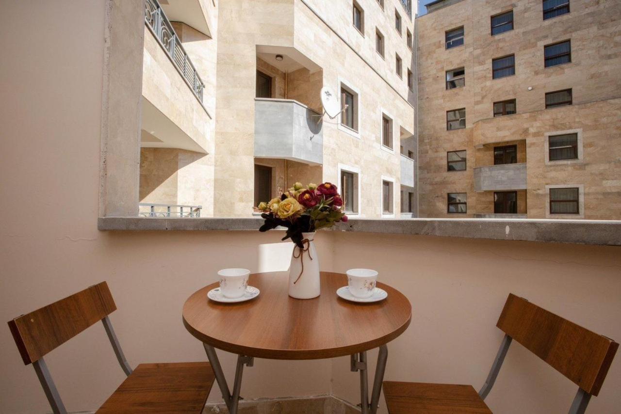 Apartment Near Republic Square Erevan Esterno foto